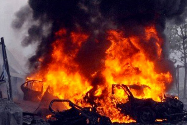 PKK şantiye basıp 4 kamyonu yaktı