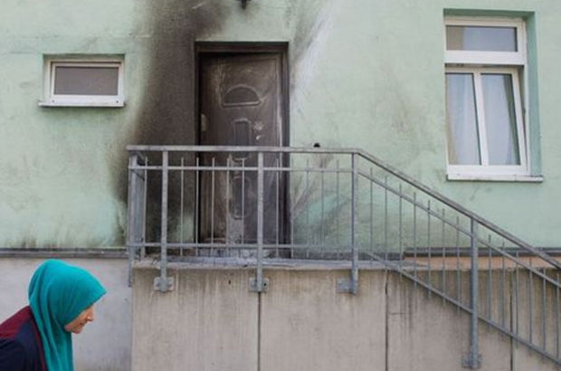 Camiye saldırıp Kuran yaktılar