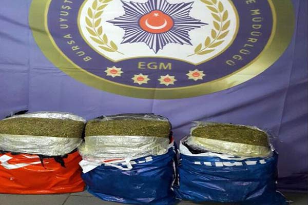 Otobüs terminalinde 25 kilo esrar ele geçirildi