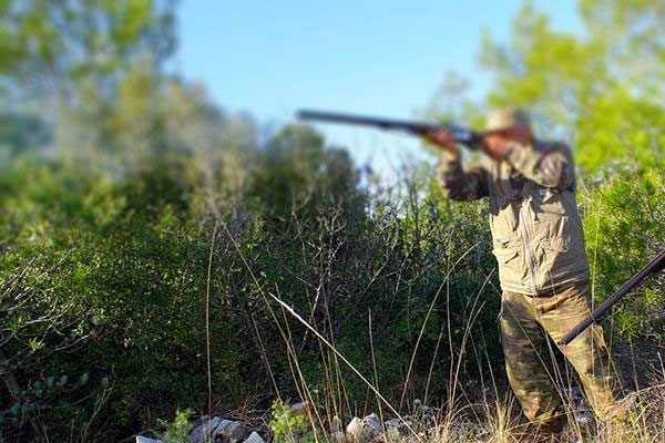 Avcı kazara kendini vurdu