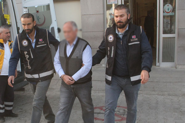 FETÖ’ye eleman kazandırdığı iddiasıyla 3 kişi yakalandı