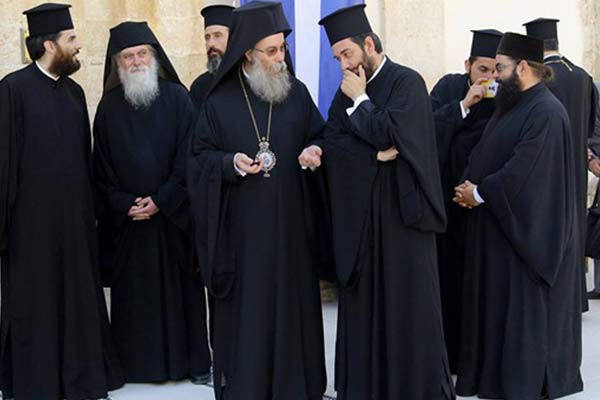 Yunanistan’da doktordan çok din adamı var