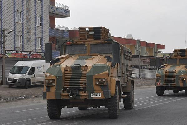 Askeri aracın geçişi sırasında patlama: 4 yaralı