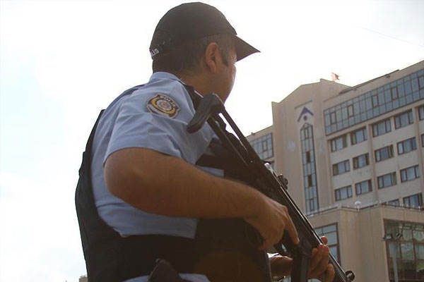 Silahlı şüpheli ihbarı polisi harekete geçirdi