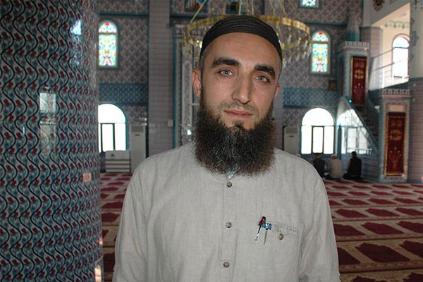 Sela okuduğu için darbedilen imam adalet istiyor