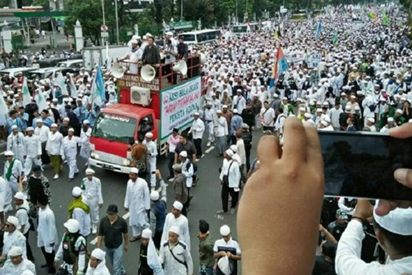 İslam karşıtı vali adayı için halk sokaklarda