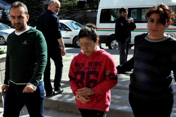 18 günlük bebeğini duvara çarparak öldürdü