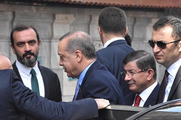 Erdoğan Cuma namazını Davutoğlu ile birlikte kıldı