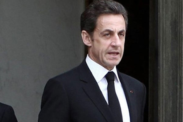 Fransa'daki anketler Sarkozy geride