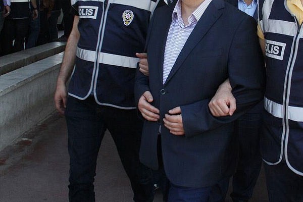 Firari emniyet müdürü sahte kimlikle yakalandı