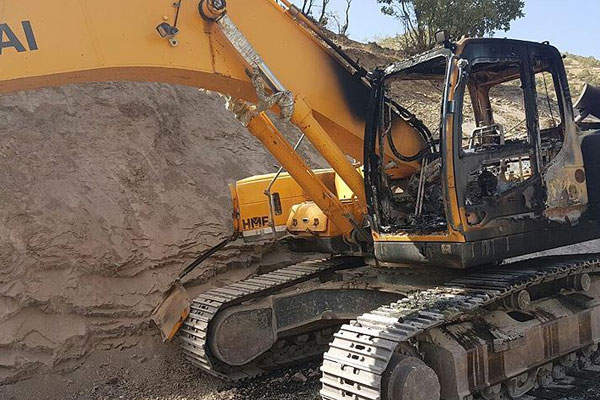 Yaktıkları iş makinesinin çevresine patlayıcı döşediler