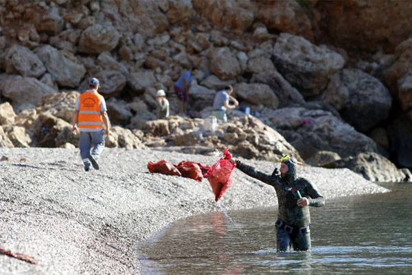 Denizden iki saatte 200 çuval çöp çıktı