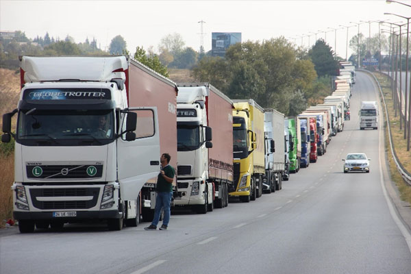 Kapıkule'de 3 kilometre TIR kuyruğu