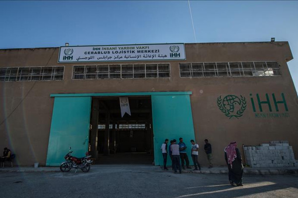 İHH Cerablus'ta 8 bin kişiye sıcak yemek dağıtıyor