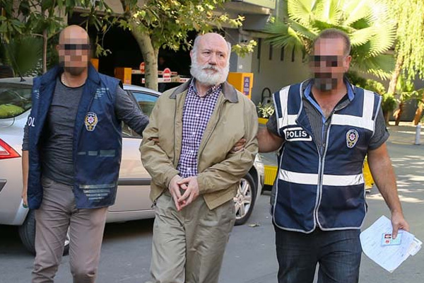 Firari amiral peruk takarak gizlenmiş