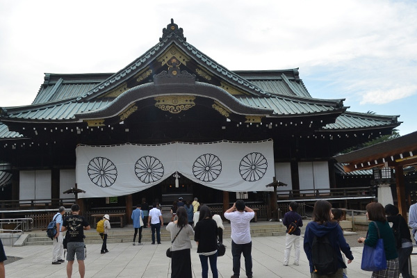 Japonya Başbakanı'ndan tartışmalı tapınağa adak