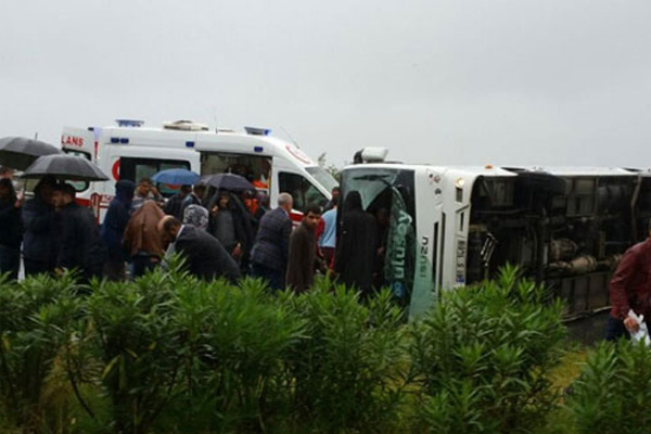 Rize'de yolcu midibüsü devrildi