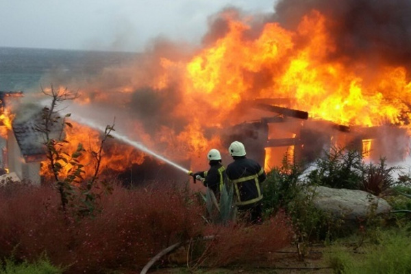 Ali Ağaoğlu’nun villası kül oldu