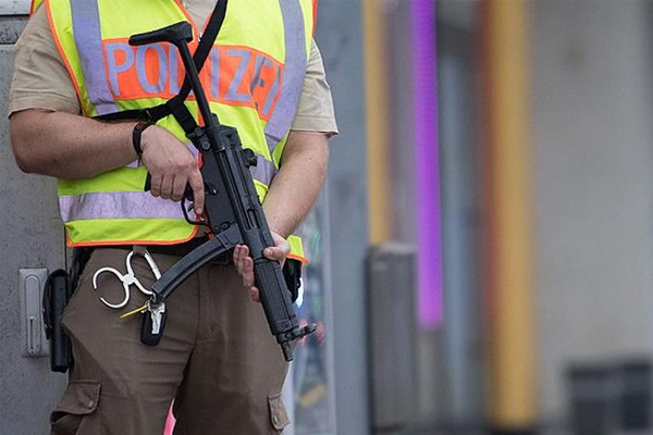 Almanya'da okullara giriş ve çıkışlar yasaklandı