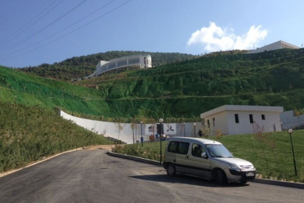 CHP'li belediye yamaçları yeşile boyadı