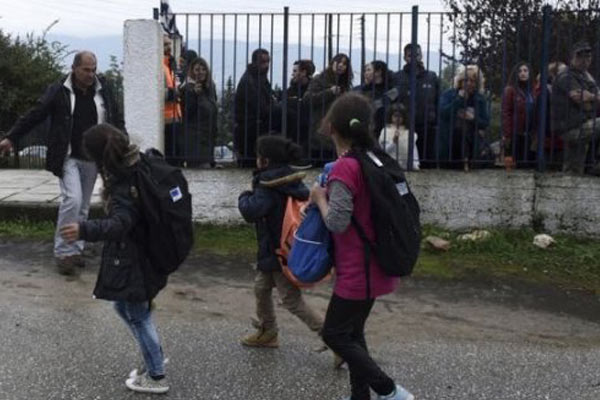 Yunanistan'da mülteci çocukara sözlü taciz