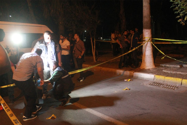 Mersin’de polise silahlı saldırı: 2’si polis 3 yaralı