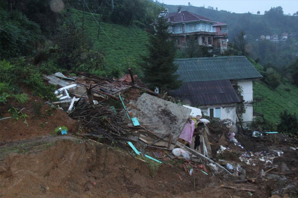 Rize’de heyelan: 2 ölü