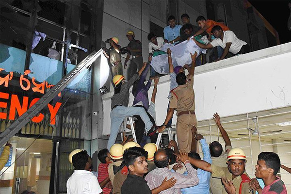 Hindistan'da hastane alevlere teslim: 23 ölü