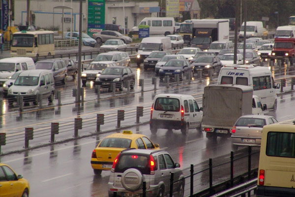 Yağmur İstanbul trafiğini kilitledi