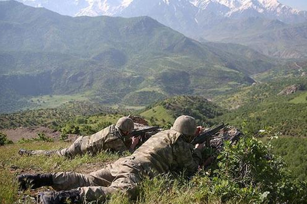 Hakkari ve Siirt'te 4 PKK'lı öldürüldü