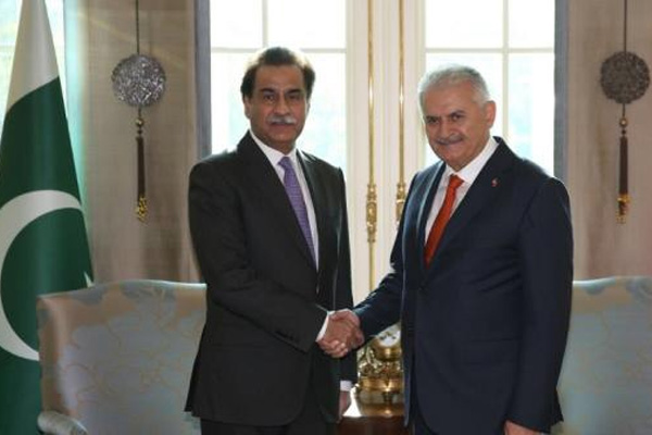 Pakistan Meclis Başkanı Köşk'te