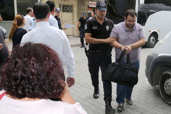 Polisi darp eden 5 öğrenci tutuklandı