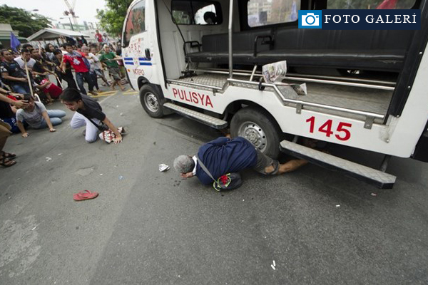 Polis aracı protestocuların arasına girdi