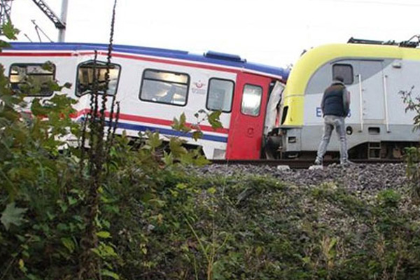 Sakarya'da iki tren çarpıştı