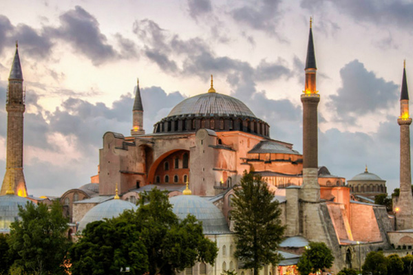 Ayasofya minarelerinden ezan sesi
