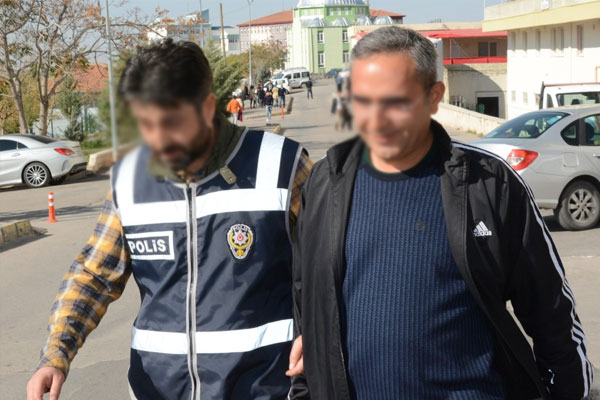 Eski rektöre FETÖ gözaltısı