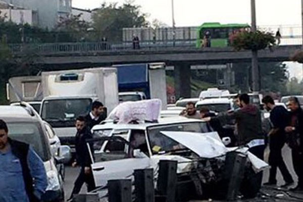 Otomobil, metrobüs bariyerine daldı