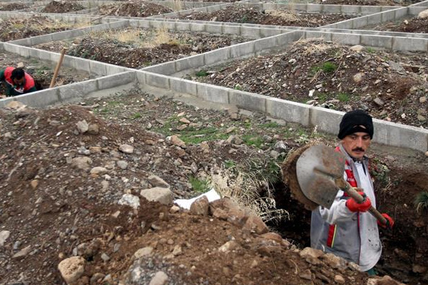 Erzurum'da mezar yerleri erkenden açıldı