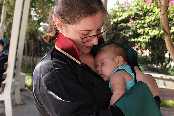 Duruşmalara 3 aylık bebeğiyle giriyor