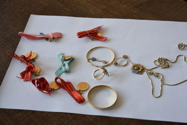 Çöpte bulduğu altınları sahibine teslim etti