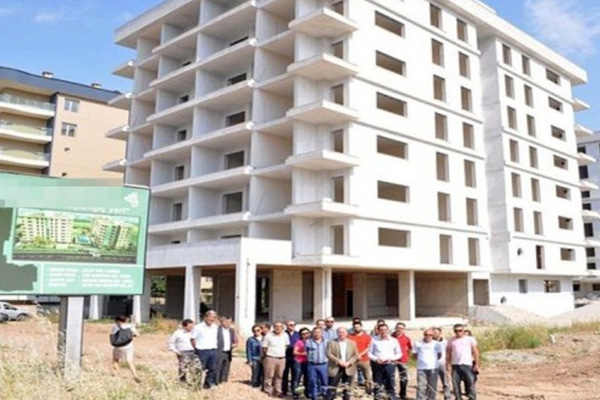 25 daireyi 90 kişiye satan sanığa tahliye