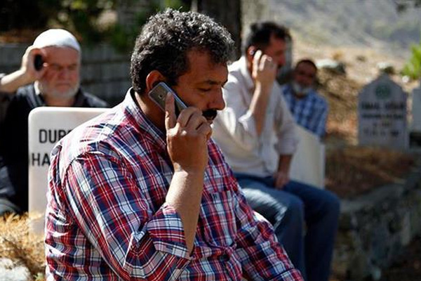 Telefonda konuşmak için 'mezarlığa' gidiyorlar