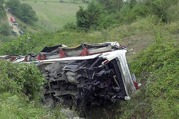 Hindistan'da otobüs uçuruma yuvarlandı: 22 ölü