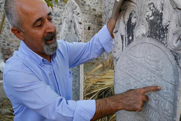 Mezar taşında 'et, domates' fiyatı yazılmış