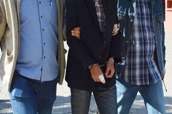 İzmir’de öğretmenlere FETÖ operasyonu