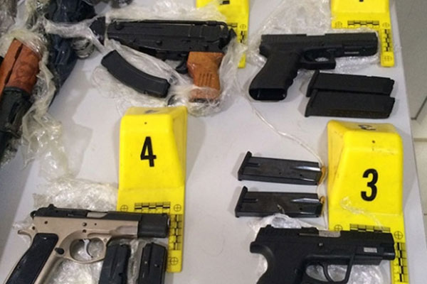 Sınır kapısında suikast silahları yakalandı