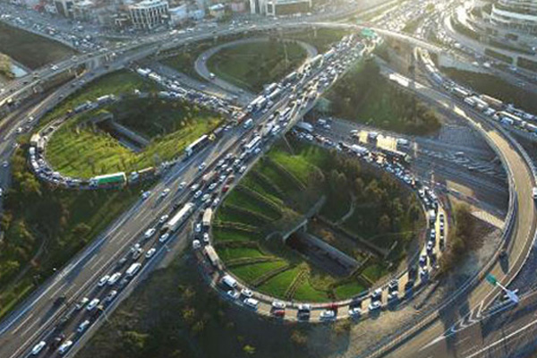 Mahmutbey kavşağında çile büyüyor