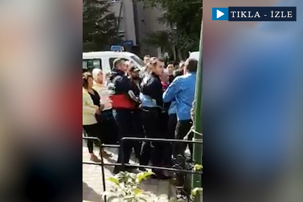 Zabıtalar, seyyar tezgah sahibini böyle darp etti