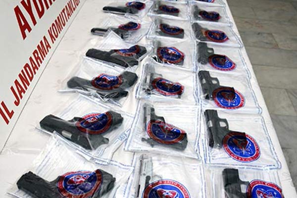 Söke'de 18'i toprağa gömülü 21 tabanca ele geçirildi