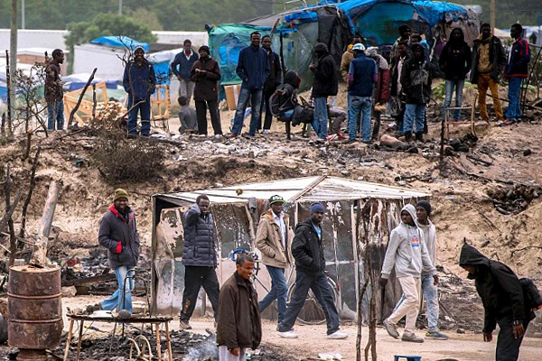 Calais'deki sığınmacıların endişeli bekleyişi